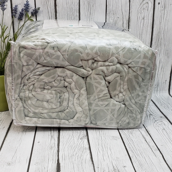 NWT*Berkshire Velvetsoft Sheet Set with Extra Pillowcases - Picture 2 of 7